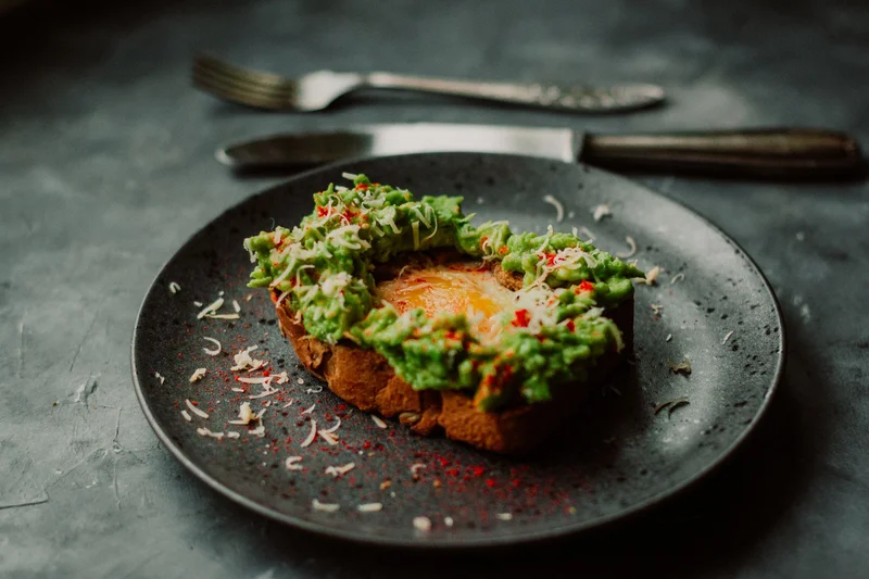 Bărcuțe de avocado cu ou